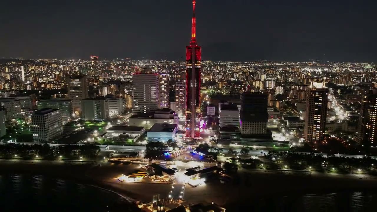 福岡タワーと福岡市の夜景の空撮